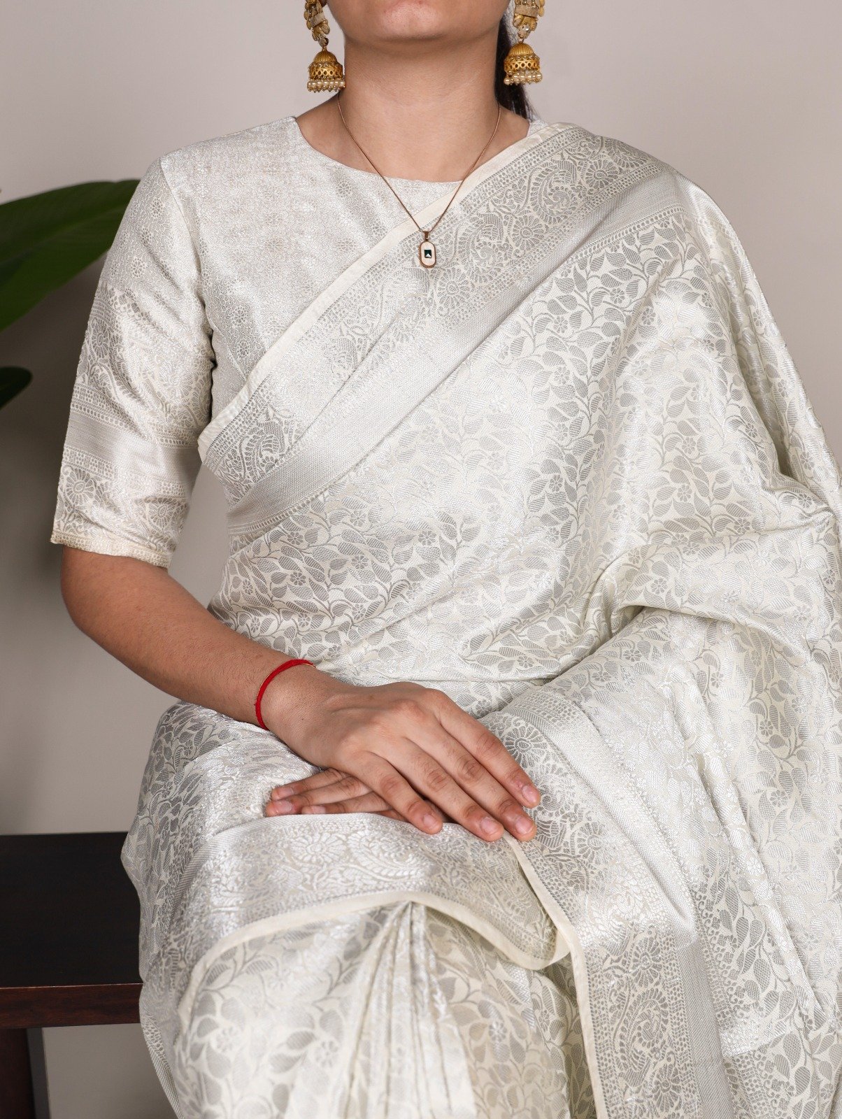 Elegant White Banarasi Jacquard Saree with Unstitched Blouse Piece – Perfect for Weddings & Festivals